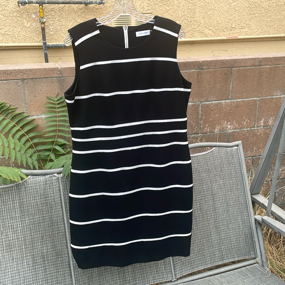 Women’s Calvin Klein Sleeveless Dress. Black & White Size 14.